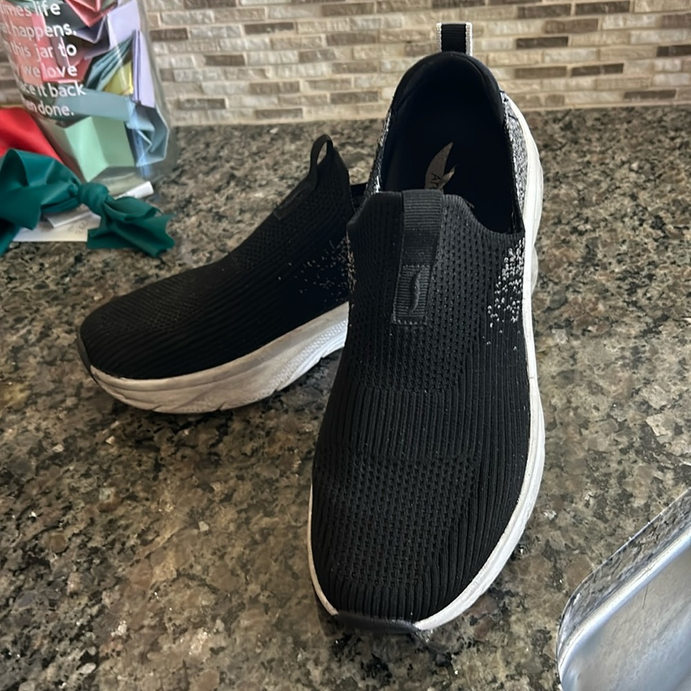 Skechers archfit Vegan size 7.5. Black and white.